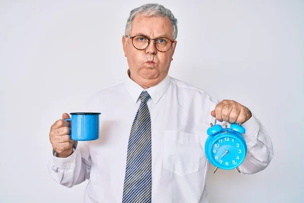 Senior Gråhårig Man Bär Affärskläder Hålla Väckarklocka Och Kopp Kaffe — Stockfoto