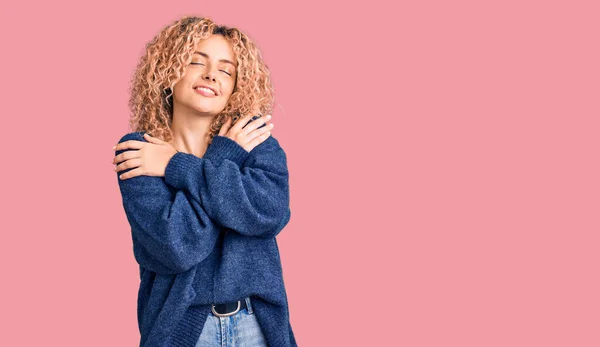 Mulher Loira Jovem Com Cabelo Encaracolado Vestindo Camisola Inverno Casual — Fotografia de Stock