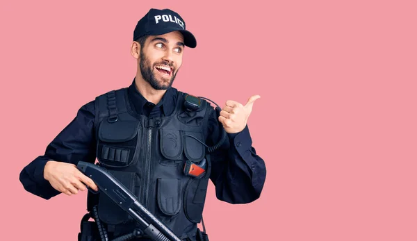 Joven Hombre Guapo Con Barba Vistiendo Uniforme Policía Sosteniendo Escopeta — Foto de Stock