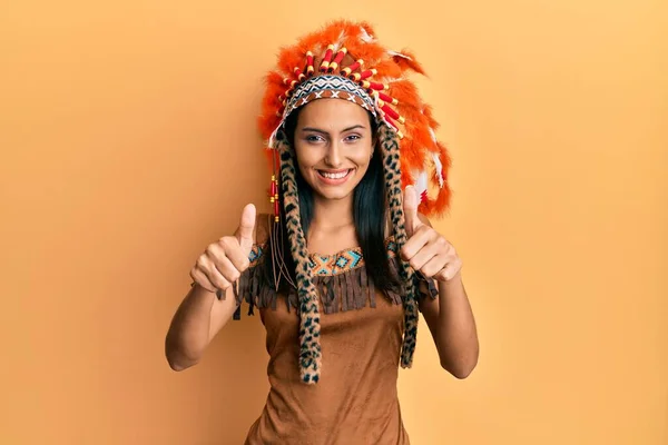 Mulher Morena Jovem Vestindo Traje Indiano Aprovando Fazer Gesto Positivo — Fotografia de Stock