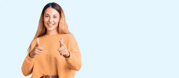 Schöne Junge Frau Lässiger Kleidung Die Mit Dem Finger Die — Stockfoto