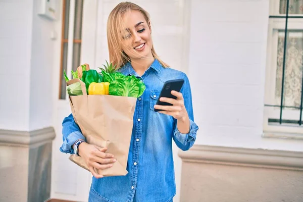 Ung Blond Flicka Ler Glad Med Hjälp Smartphone Och Hålla — Stockfoto