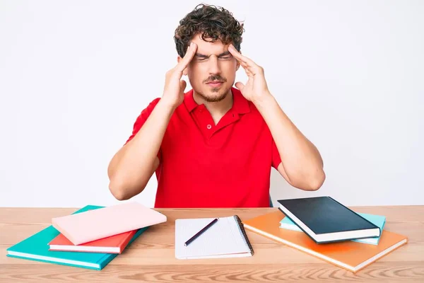 Jonge Blanke Man Met Krullend Haar Tafel Studerende Voor Universiteit — Stockfoto