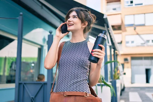 Junge Kaukasische Geschäftsfrau Lächelt Fröhlich Auf Dem Smartphone Der Stadt — Stockfoto