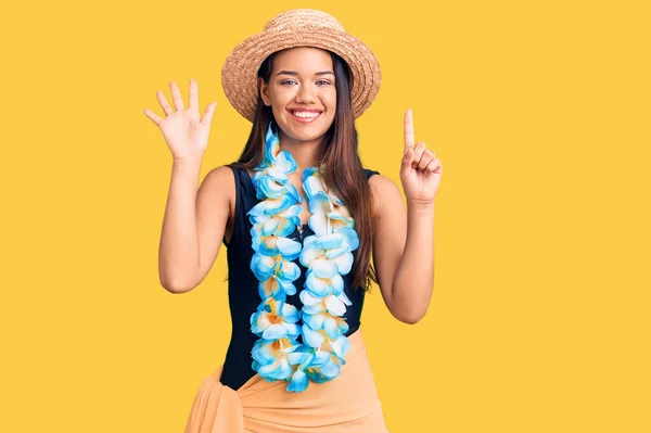 Junges Schönes Lateinisches Mädchen Mit Hawaiianischem Lei Und Sommerhut Das — Stockfoto