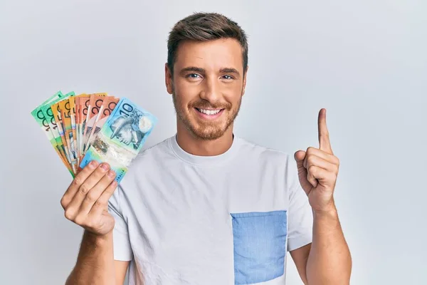 Hombre Caucásico Guapo Sosteniendo Dólares Australianos Sonriendo Con Una Idea —  Fotos de Stock