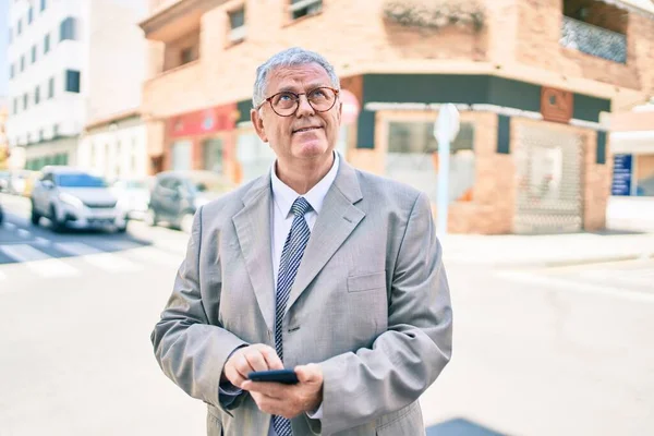 Senior Grey Haired Businessman Using Smartphone Walking Street City — Stock Photo, Image