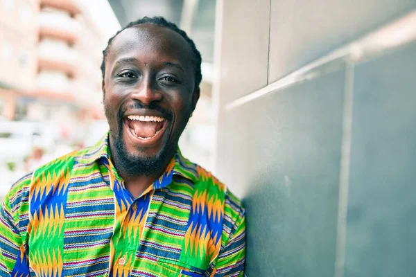 Joven Hombre Afroamericano Sonriendo Feliz Apoyado Pared Calle Ciudad —  Fotos de Stock