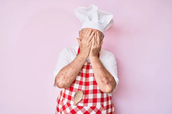 Älterer Grauhaariger Mann Professioneller Bäckerschürze Mit Traurigem Gesichtsausdruck Der Das — Stockfoto