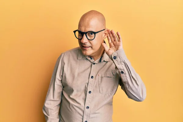 Orta Yaşlı Kel Bir Adam Günlük Giysiler Gözlük Takıyor Kulaktan — Stok fotoğraf