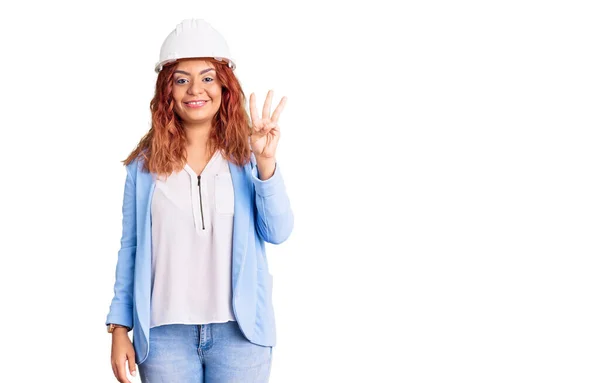 Junge Lateinische Frau Mit Architektenhut Zeigt Und Zeigt Mit Finger — Stockfoto