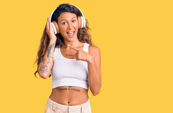 Jeune Femme Hispanique Avec Tatouage Écoutant Musique Aide Écouteurs Souriant — Photo