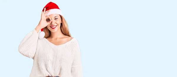 Mulher Bonita Usando Chapéu Natal Sorrindo Feliz Fazendo Sinal Com — Fotografia de Stock