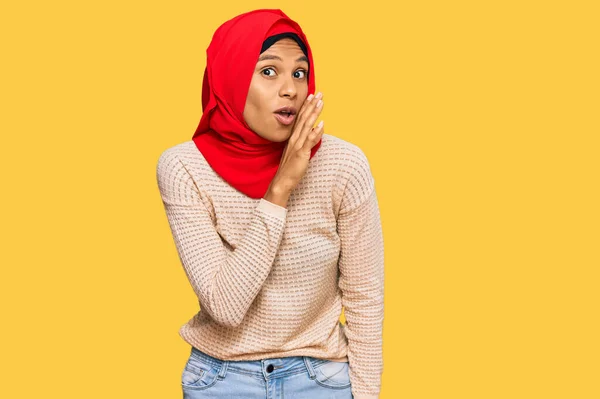 Jovem Afro Americana Vestindo Tradicional Islâmico Hijab Cachecol Mão Boca — Fotografia de Stock