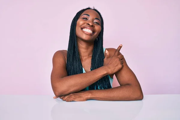 Mujer Afroamericana Con Trenzas Vestida Con Ropa Casual Sentada Sobre —  Fotos de Stock