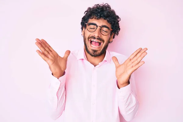 Bello Giovane Uomo Con Capelli Ricci Orso Che Indossa Camicia — Foto Stock