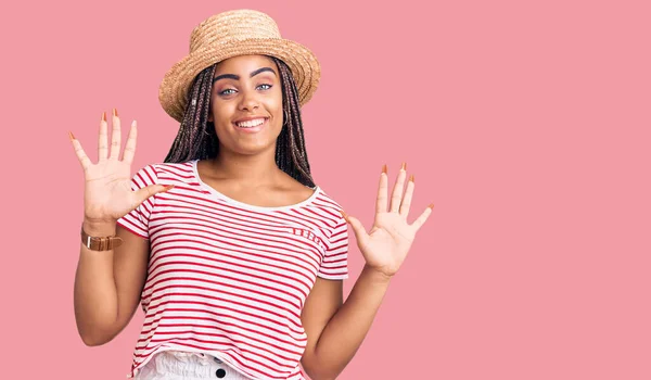 身穿辫子头戴夏帽 头戴十号手指的年轻非洲裔美国女人 面带微笑 自信而快乐 — 图库照片