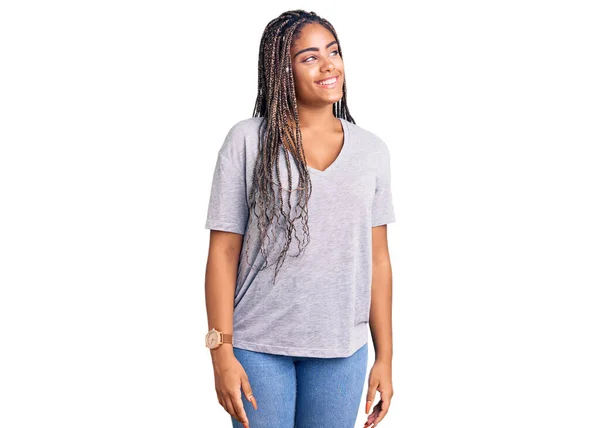 Młoda Afroamerykanka Warkoczami Luźnych Ubraniach Patrząca Uśmiechem Twarzy Naturalna Ekspresja — Zdjęcie stockowe