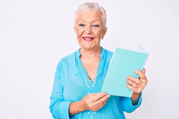 Ältere Schöne Frau Mit Blauen Augen Und Grauen Haaren Liest — Stockfoto