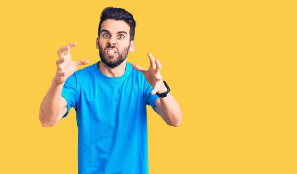 Jovem Homem Bonito Com Barba Vestindo Camiseta Casual Gritando Frustrado — Fotografia de Stock