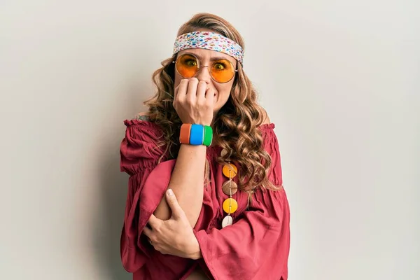 Joven Chica Rubia Vistiendo Estilo Bohemio Hippie Buscando Estresado Nervioso —  Fotos de Stock