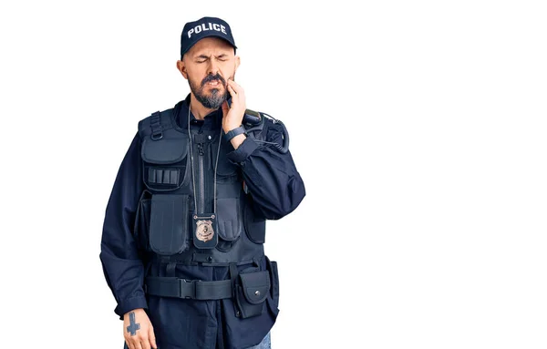 Mladý Pohledný Muž Policejní Uniformě Dotýkající Úst Rukou Bolestivým Výrazem — Stock fotografie