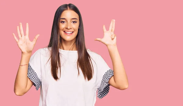 Gündelik Kıyafetler Giyen Genç Spanyol Kadın Dokuz Numarayı Gösterip Işaret — Stok fotoğraf