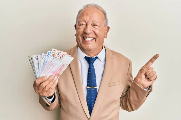 Hombre Caucásico Mayor Sosteniendo Billetes Coronas Suecas Sonriendo Feliz Señalando —  Fotos de Stock