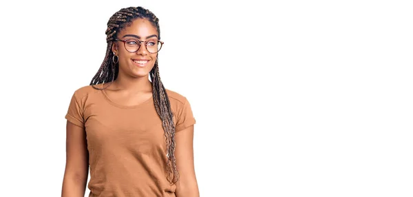 年轻的非洲裔美国女人 头戴辫子 身穿休闲装 戴着眼镜 面带微笑 神态自然 充满自信地大笑 — 图库照片