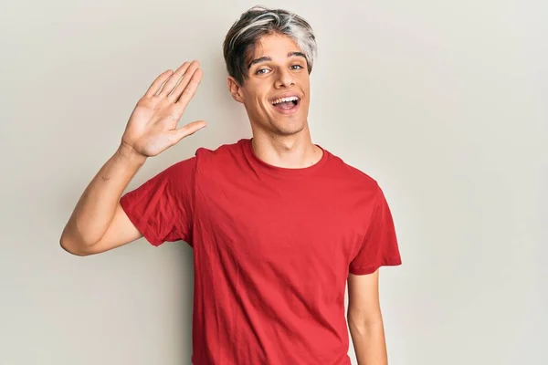 Jovem Hispânico Vestindo Roupas Casuais Renunciando Dizendo Olá Feliz Sorridente — Fotografia de Stock