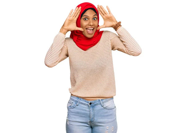 Νεαρή Αφροαμερικανή Γυναίκα Που Φοράει Παραδοσιακό Ισλαμικό Μαντήλι Χιτζάμπ Χαμογελώντας — Φωτογραφία Αρχείου