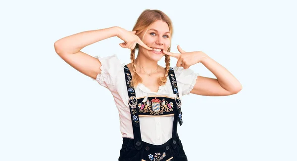Joven Hermosa Mujer Rubia Con Vestido Oktoberfest Sonriendo Alegre Mostrando —  Fotos de Stock