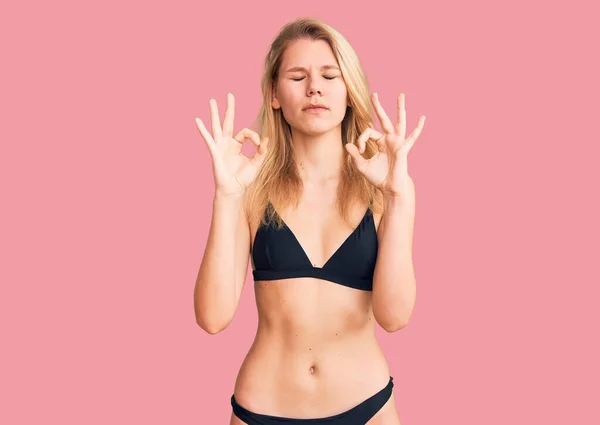 Ung Vacker Blond Kvinna Klädd Bikini Avslappnad Och Leende Med — Stockfoto