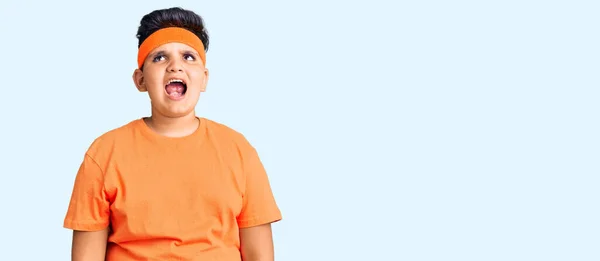 Kleine Jongen Draagt Sportkleding Boos Gek Schreeuwend Gefrustreerd Woedend Schreeuwend — Stockfoto