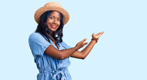 Joven Chica India Con Sombrero Verano Invitando Entrar Sonriente Natural — Foto de Stock