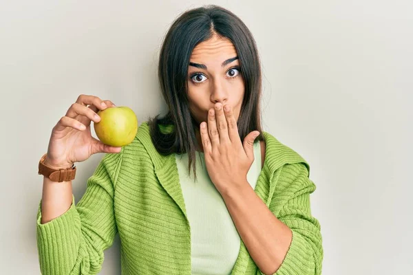 Junge Brünette Frau Mit Grünem Apfel Der Den Mund Mit — Stockfoto