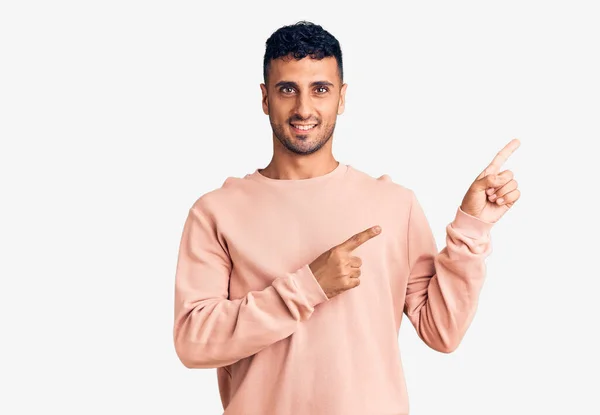 Joven Hispano Vestido Con Ropa Casual Sonriendo Mirando Cámara Apuntando — Foto de Stock