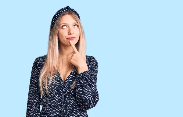 Ung Vacker Blond Kvinna Bär Casual Kläder Tänkande Koncentrerad Tvivel — Stockfoto
