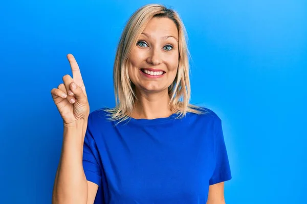 Mujer Caucásica Mediana Edad Con Camiseta Azul Casual Sonriendo Con —  Fotos de Stock