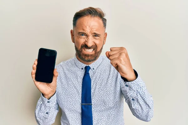Όμορφος Μεσήλικας Επιχειρηματίας Κρατώντας Smartphone Δείχνει Λευκή Οθόνη Ενοχλημένος Και — Φωτογραφία Αρχείου
