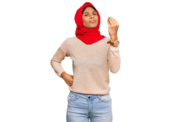 若いアフリカ系アメリカ人女性を身に着けている伝統的なイスラムヒジャーブスカーフ手と指でイタリアのジェスチャーを行う自信を持って式 — ストック写真