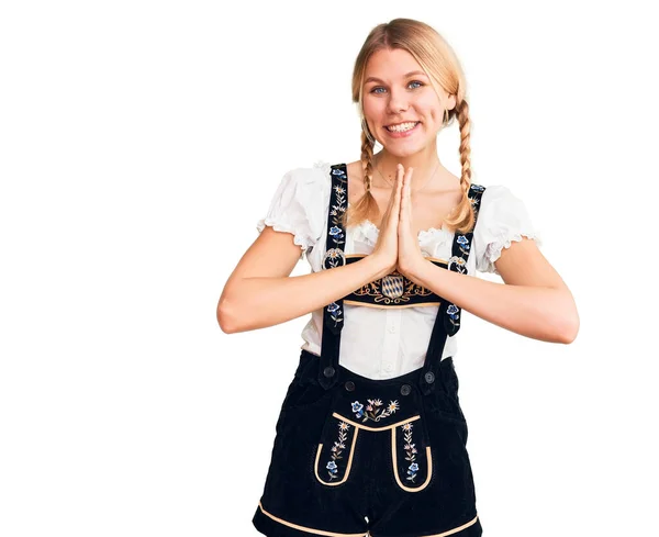 Ung Vacker Blond Kvinna Bär Oktoberfest Klänning Med Händerna Tillsammans — Stockfoto