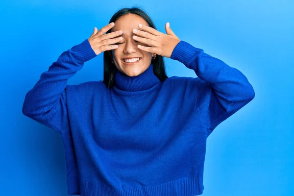 Mujer Asiática Joven Con Suéter Invierno Casual Cubriendo Los Ojos — Foto de Stock