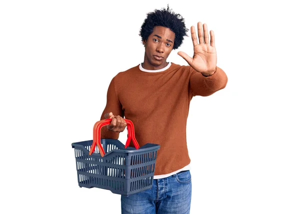 Нахабний Афроамериканець Волоссям Афроамериканця Який Тримає Кошик Супермаркетів Відкритими Руками — стокове фото