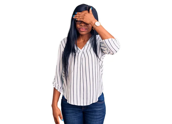 Молода Афро Американська Жінка Одягнена Повсякденний Одяг Окуляри Закриваючи Очі — стокове фото