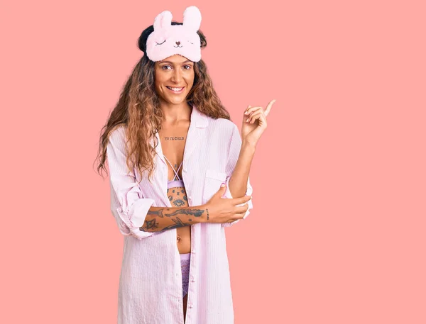 Junge Hispanische Frau Mit Tätowierung Mit Schlafmaske Und Pyjama Lächelt — Stockfoto
