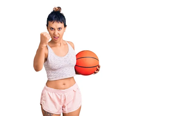 Mujer Joven Sosteniendo Pelota Baloncesto Molesto Frustrado Gritando Con Ira —  Fotos de Stock