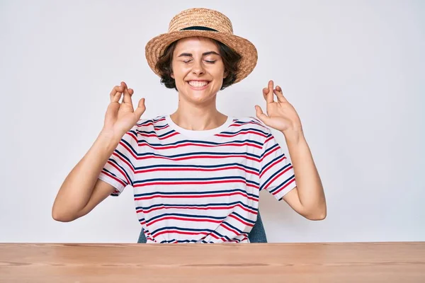 Mujer Hispana Joven Vestida Con Ropa Casual Sombrero Sentado Mesa — Foto de Stock