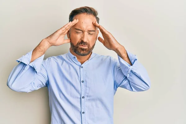 Hombre Guapo Mediana Edad Que Usa Ropa Negocios Con Mano —  Fotos de Stock