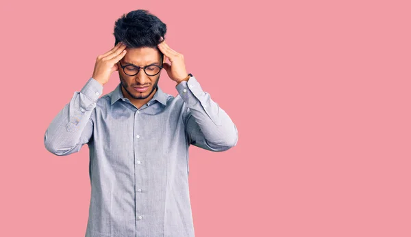 Przystojny Latynoski Młody Człowiek Ubraniach Biznesowych Okularach Cierpiący Ból Głowy — Zdjęcie stockowe